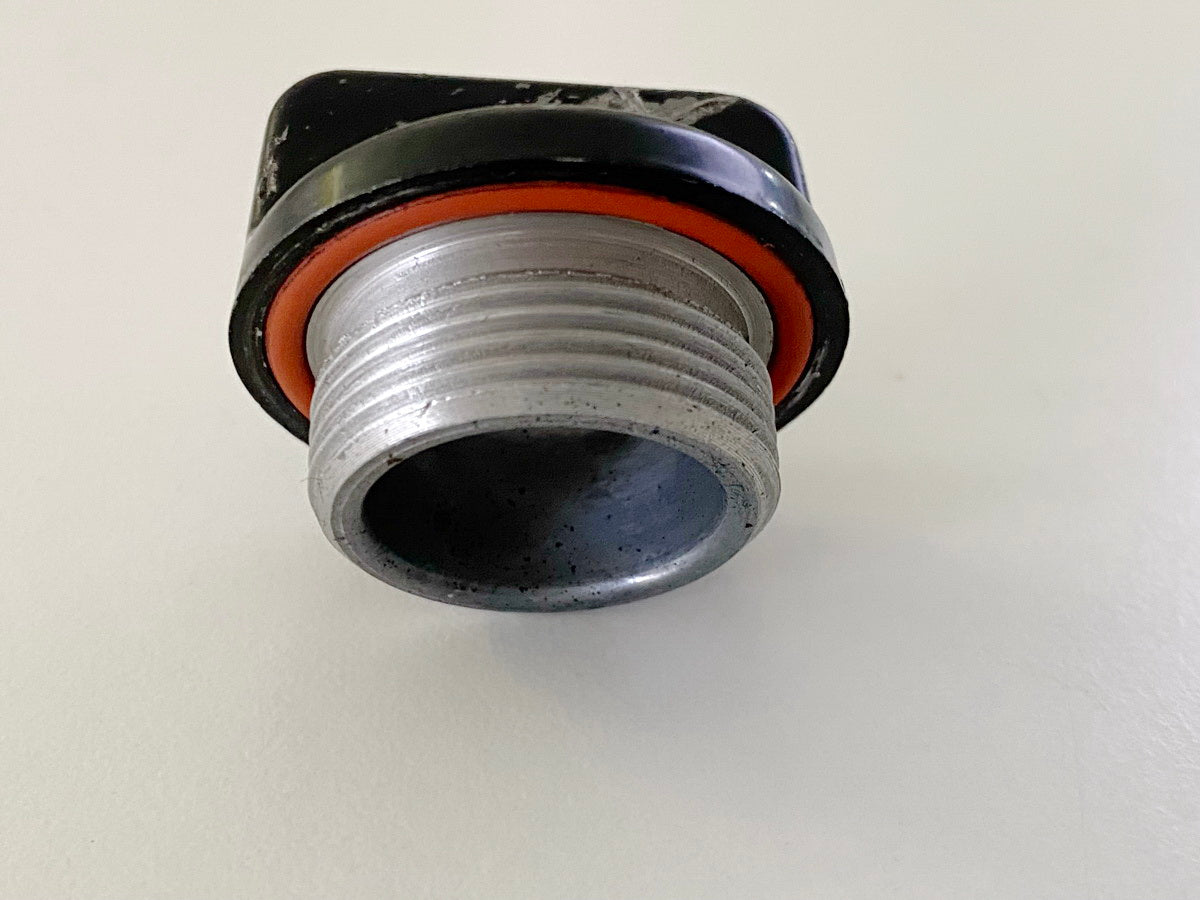 YAMAHA VMX-12 VMAX 1200 2WE Oil Filler Neck Cap Cover Screw Oil