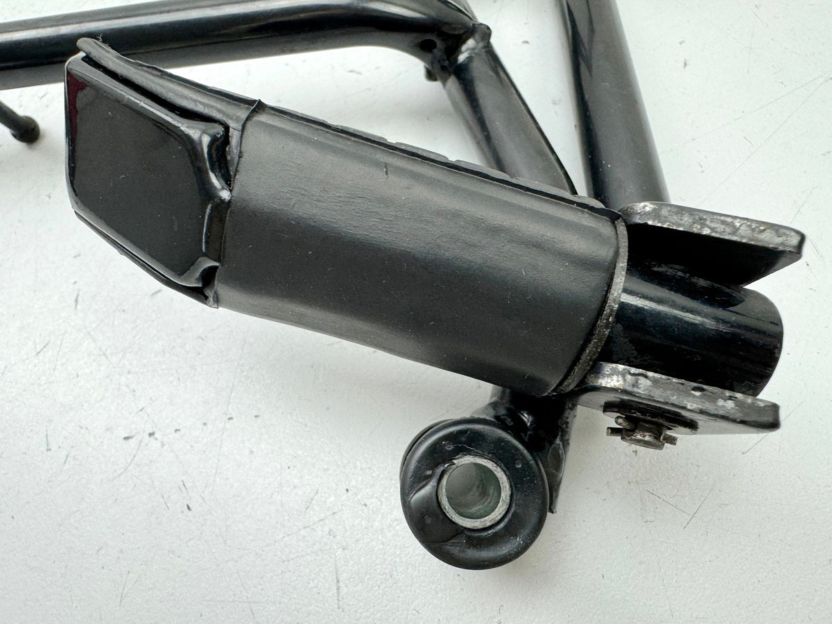 HONDA CBR 600 PC19 PC23 Fußrastenanlage Sozius rechts Halter Fußraste hinten