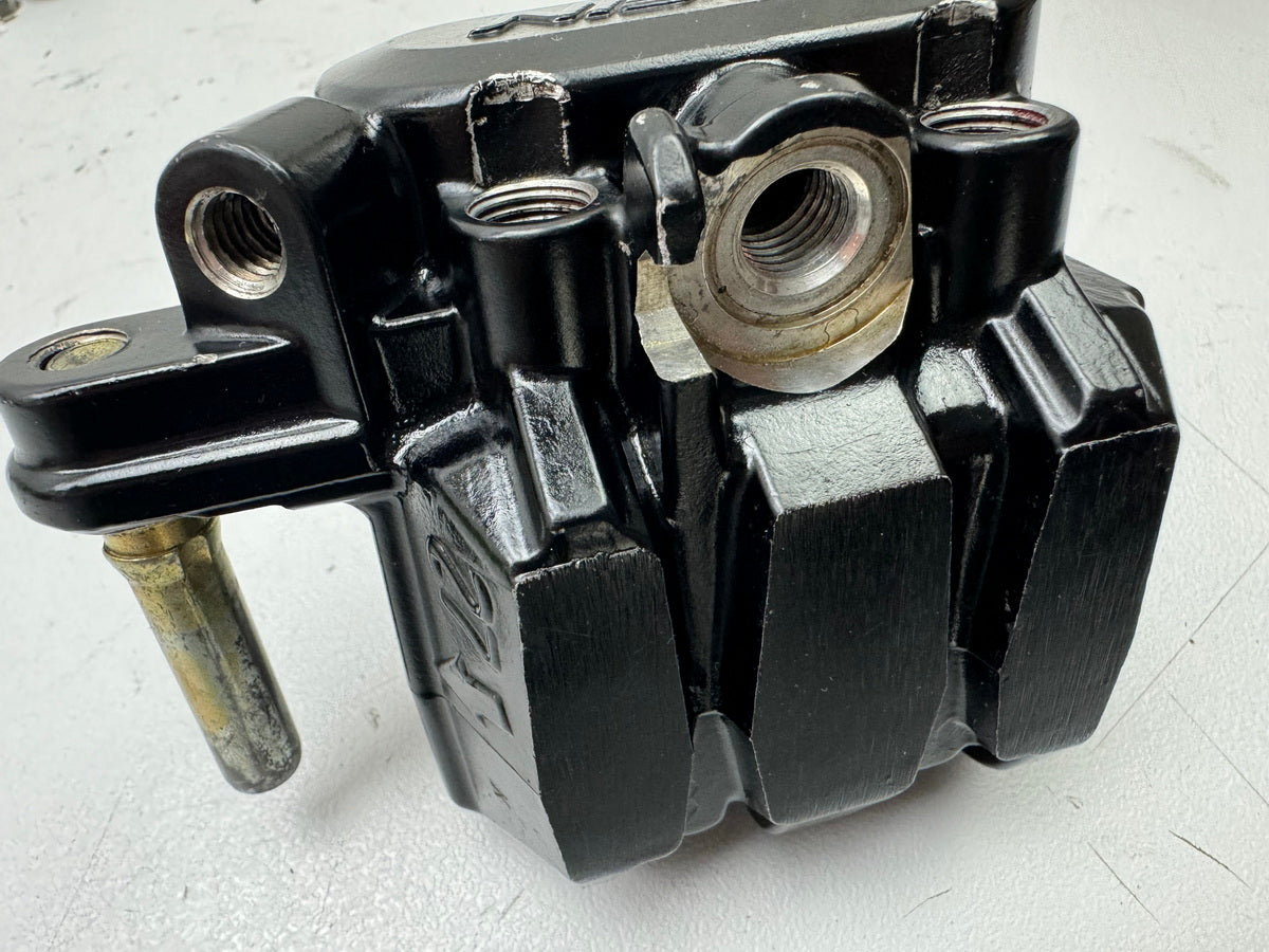 HONDA CBR 600 PC19 PC23 Pinza de freno delantera derecha Soporte de pinza Placa de anclaje
