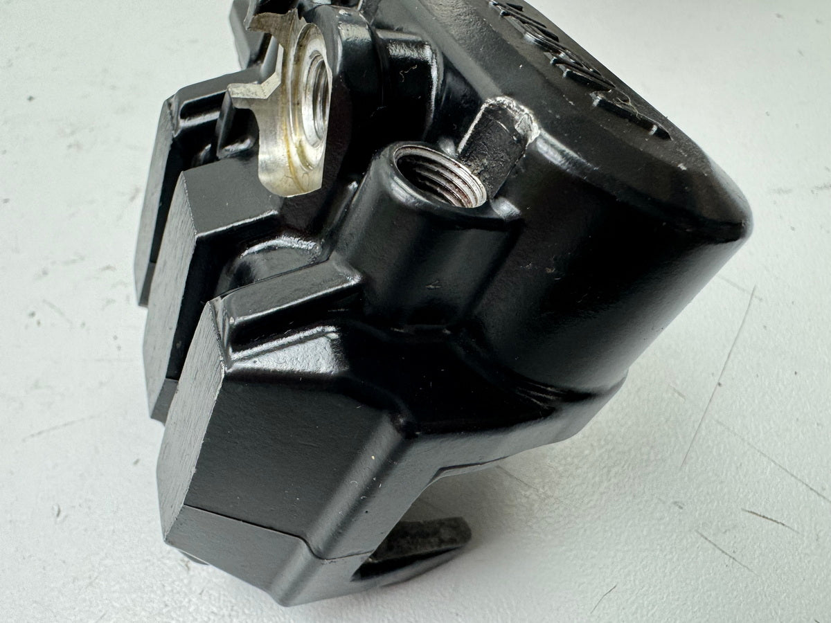 HONDA CBR 600 PC19 PC23 Pinza de freno delantera derecha Soporte de pinza Placa de anclaje