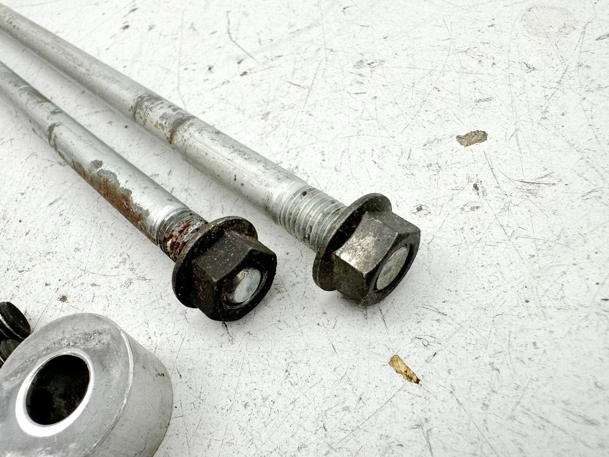 HONDA CBR 600 PC19 PC23 Halterung Motor Achse Bolzen Schraube Distanz