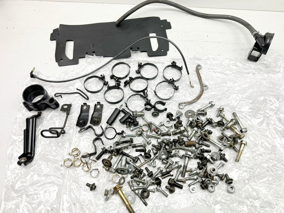 HONDA CBR 600 PC19 PC23 Schrauben Muttern Kleinteile Halter für Rahmen
