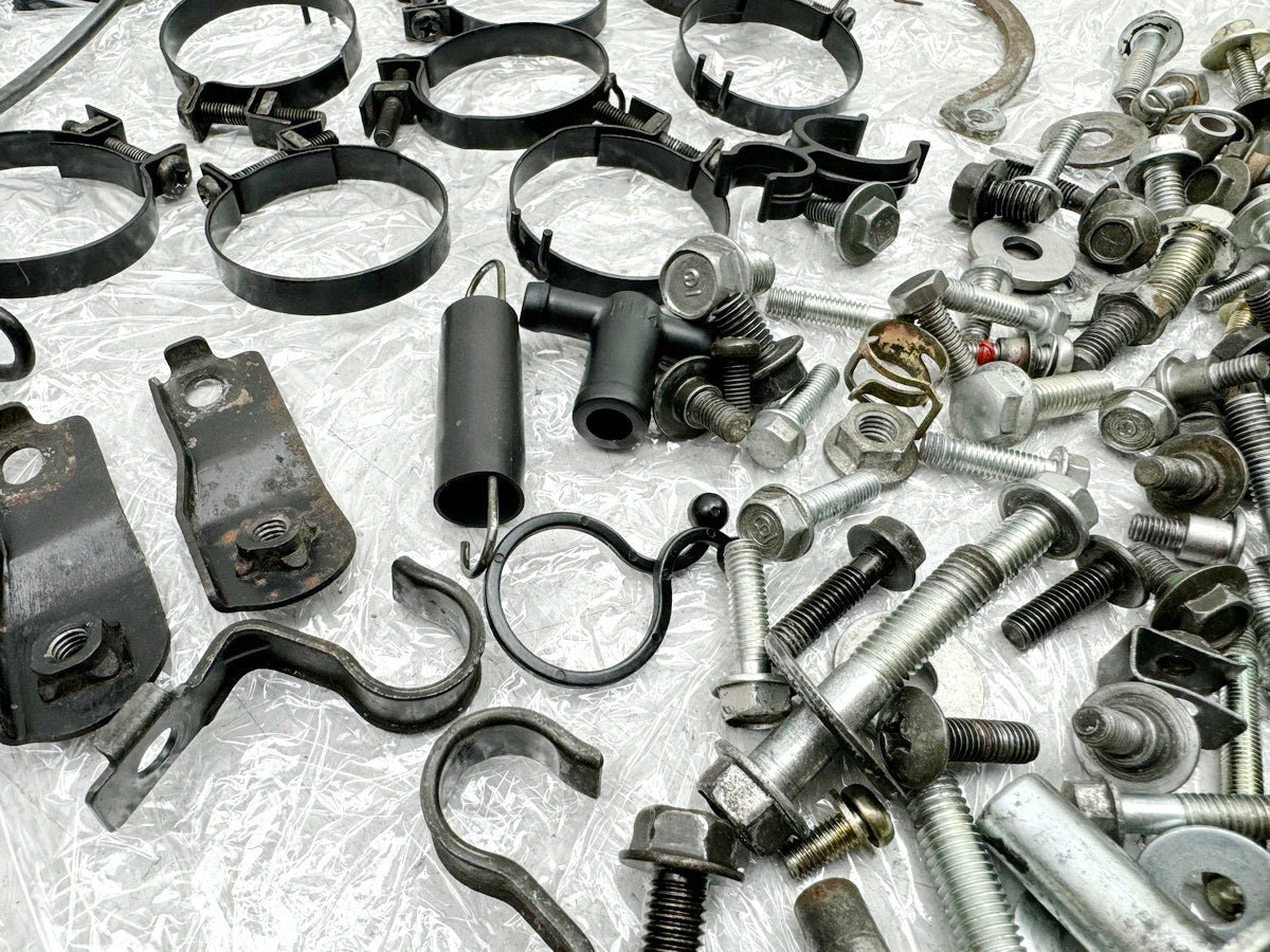 HONDA CBR 600 PC19 PC23 Schrauben Muttern Kleinteile Halter für Rahmen