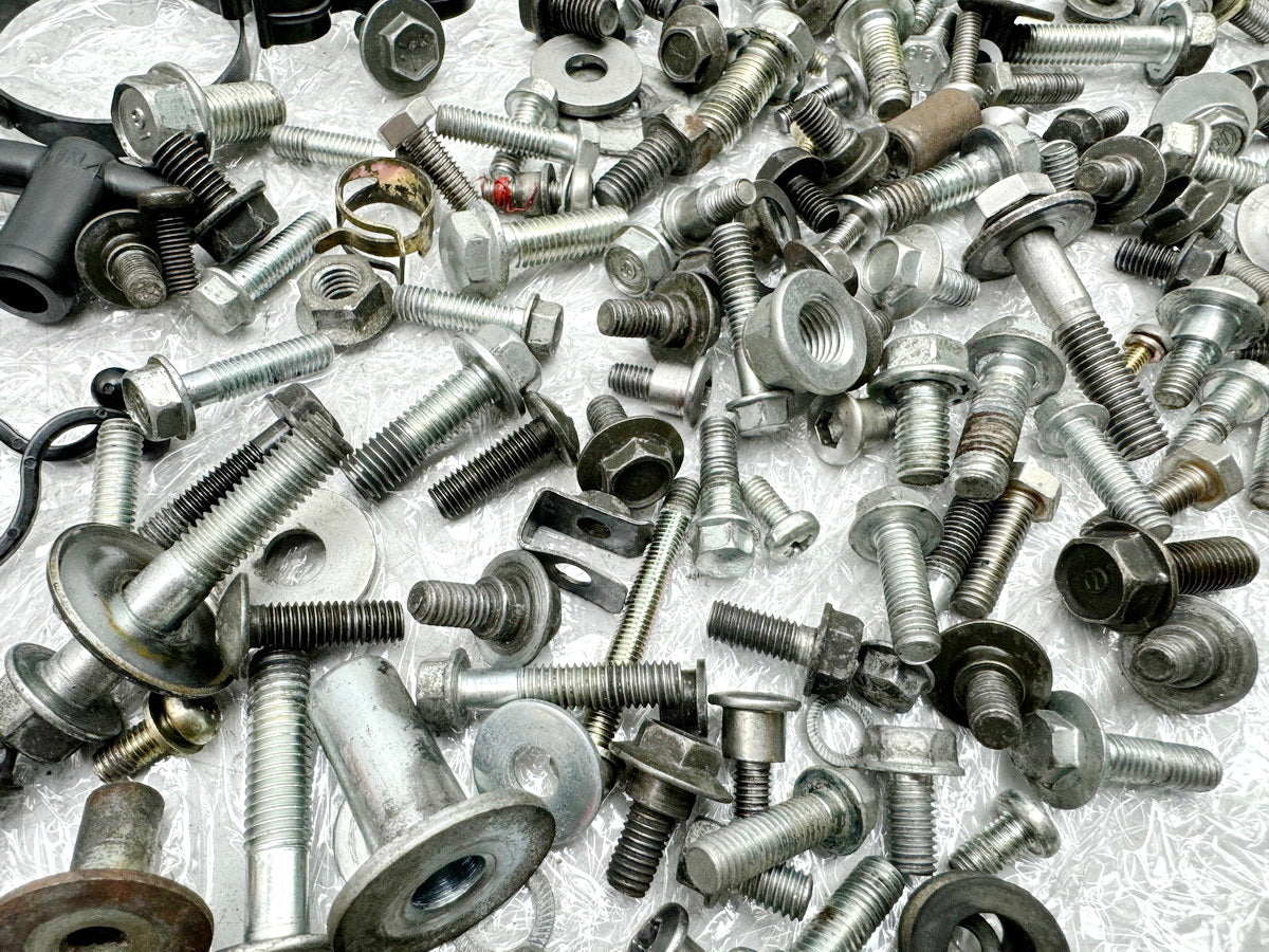 HONDA CBR 600 PC19 PC23 Schrauben Muttern Kleinteile Halter für Rahmen