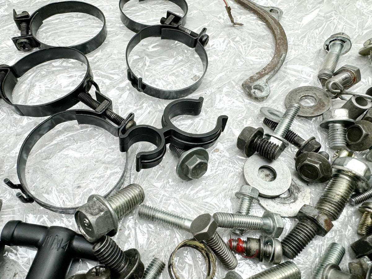 HONDA CBR 600 PC19 PC23 Schrauben Muttern Kleinteile Halter für Rahmen