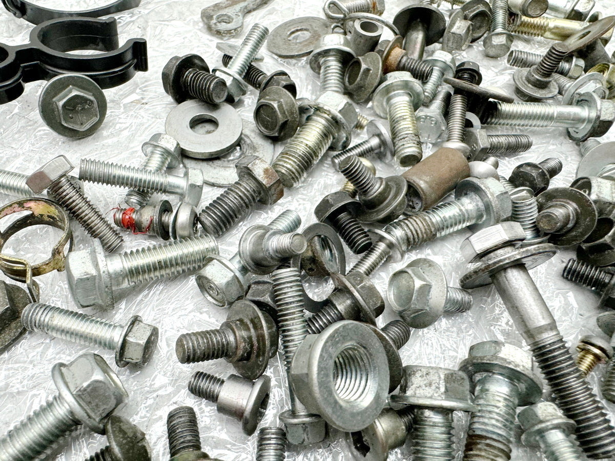 HONDA CBR 600 PC19 PC23 Schrauben Muttern Kleinteile Halter für Rahmen