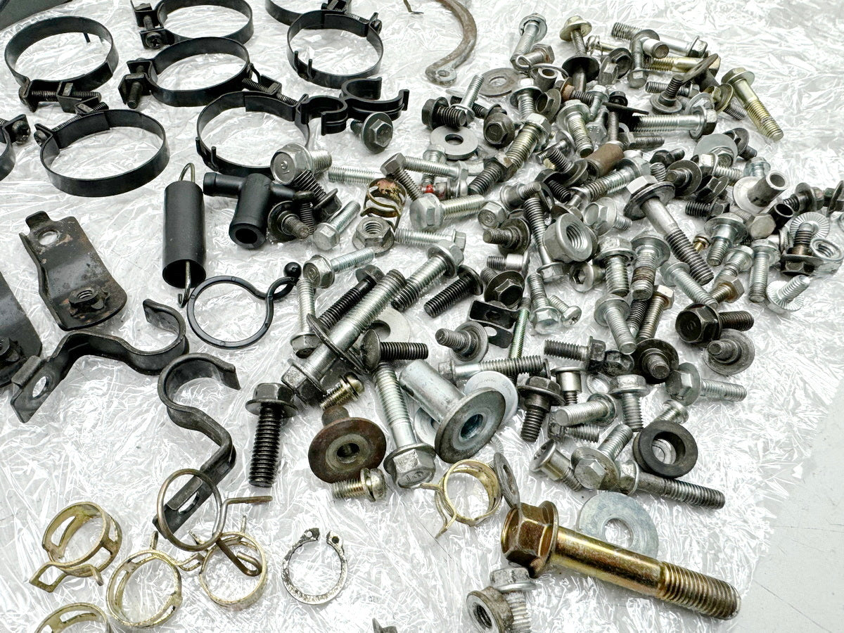 HONDA CBR 600 PC19 PC23 Schrauben Muttern Kleinteile Halter für Rahmen