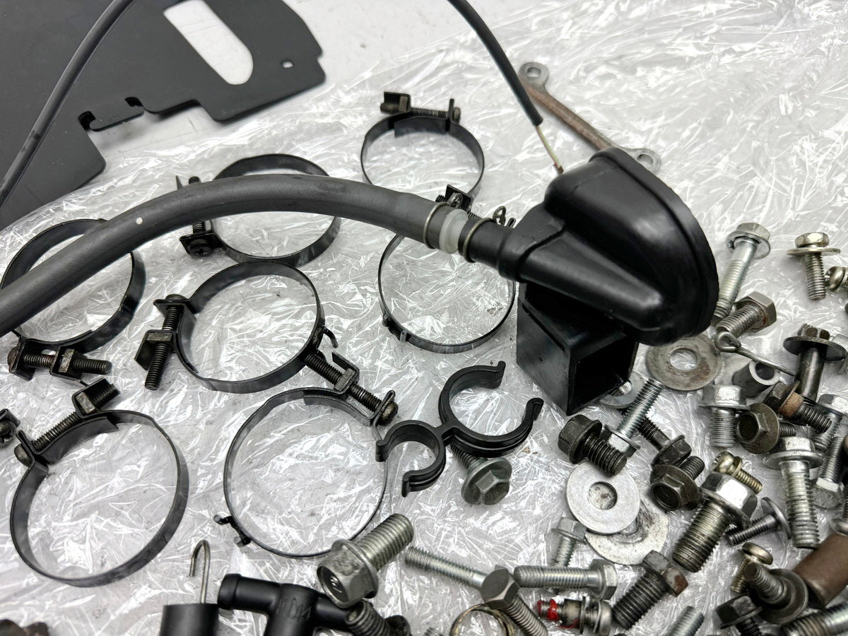HONDA CBR 600 PC19 PC23 Schrauben Muttern Kleinteile Halter für Rahmen