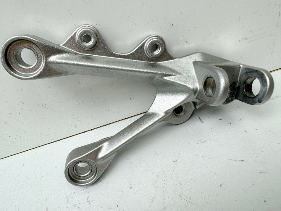 KAWASAKI ZX-6R 636 C Fußrstenträger Fahrer links Halter Fußraste Platte 05-06