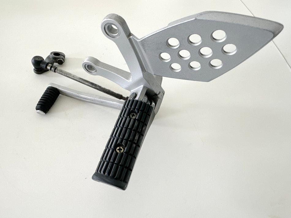 HYOSUNG GT 125 N Comet Fußrastenanlage Fahrer links Halter Fußraste Schalthebel