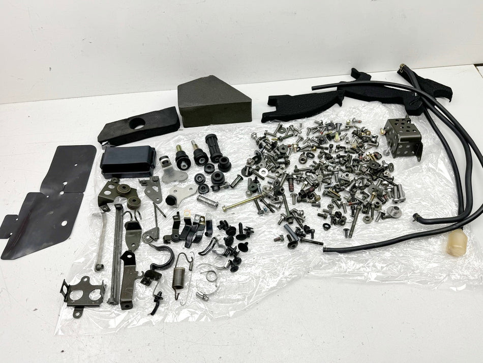 KAWASAKI ZX-6R 636 C Schrauben Muttern Kleinteile Halter für Verkleidung 05-06