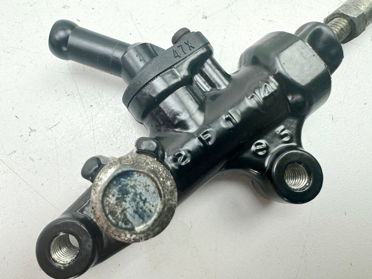 YAMAHA FZX 750 2MU (2JE) Rear Brake Master Cylinder Brake Pump Foot Brake Cylinder