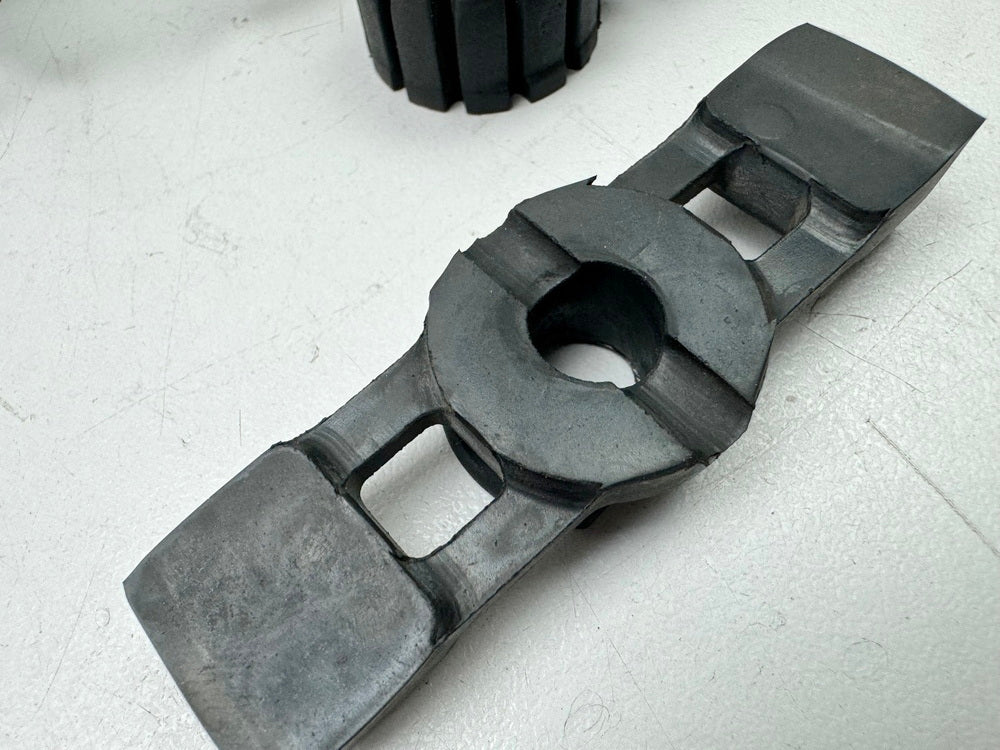 HONDA NX 650 RD08 DOMINATOR Gummis Tank Dämpfer Auflage Halterung Benzintank