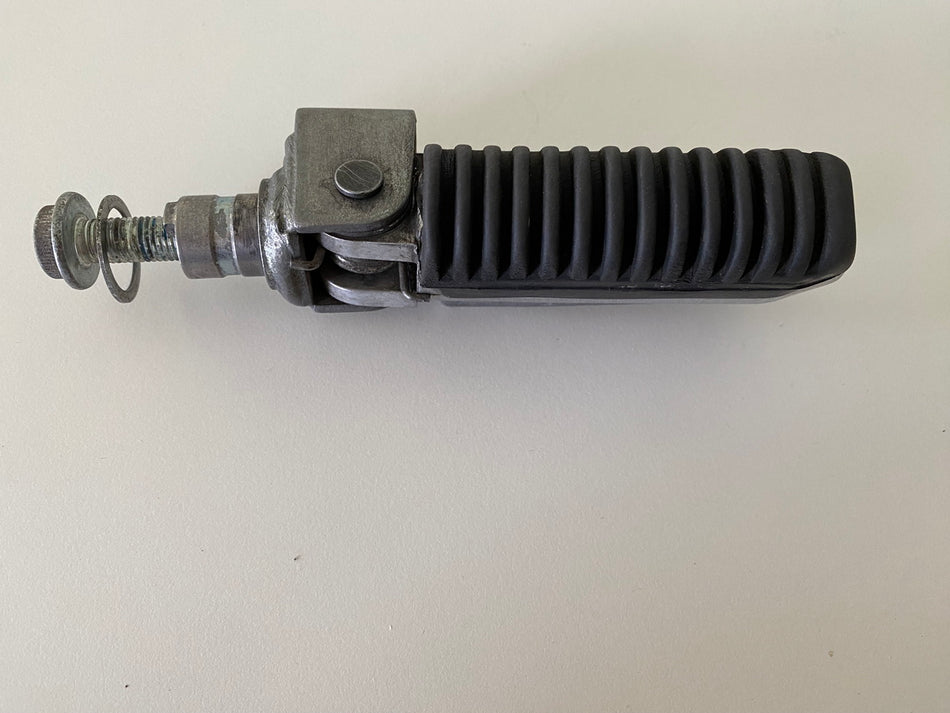 SUZUKI GSF 600 BANDIT GN77AB Estribera derecha del conductor