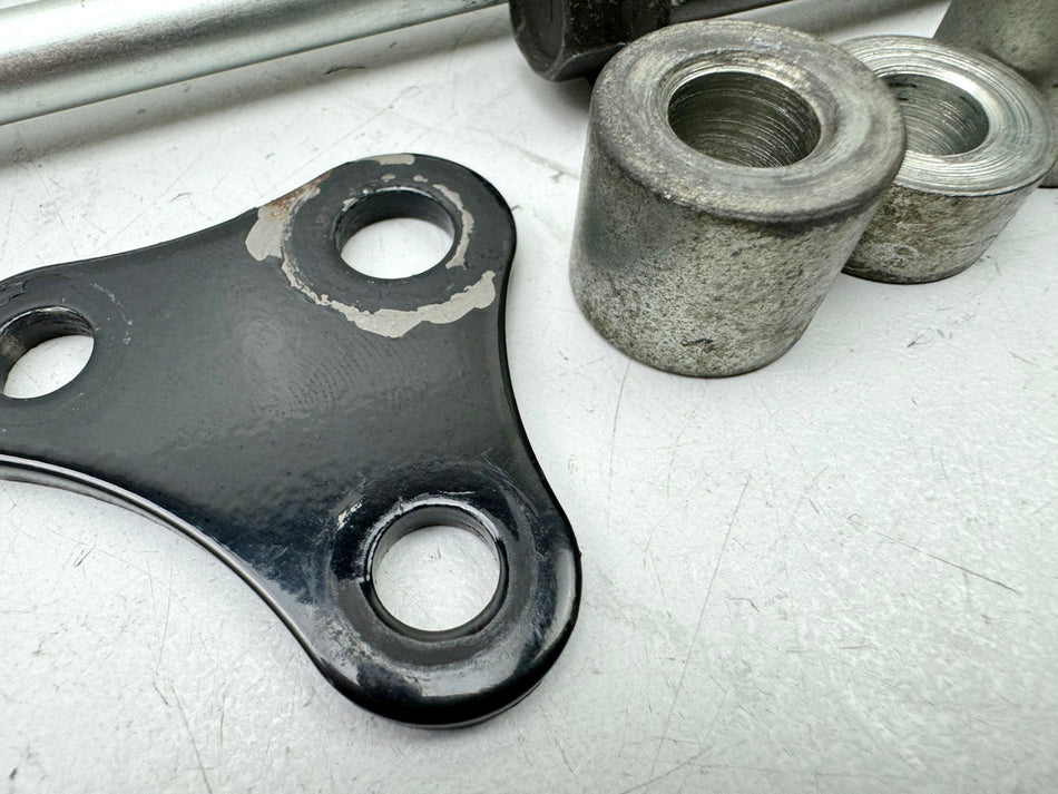 HONDA NTV 650 RC33 REVERE Halterung Motor Achse Schrauben Bolzen Träger Halter