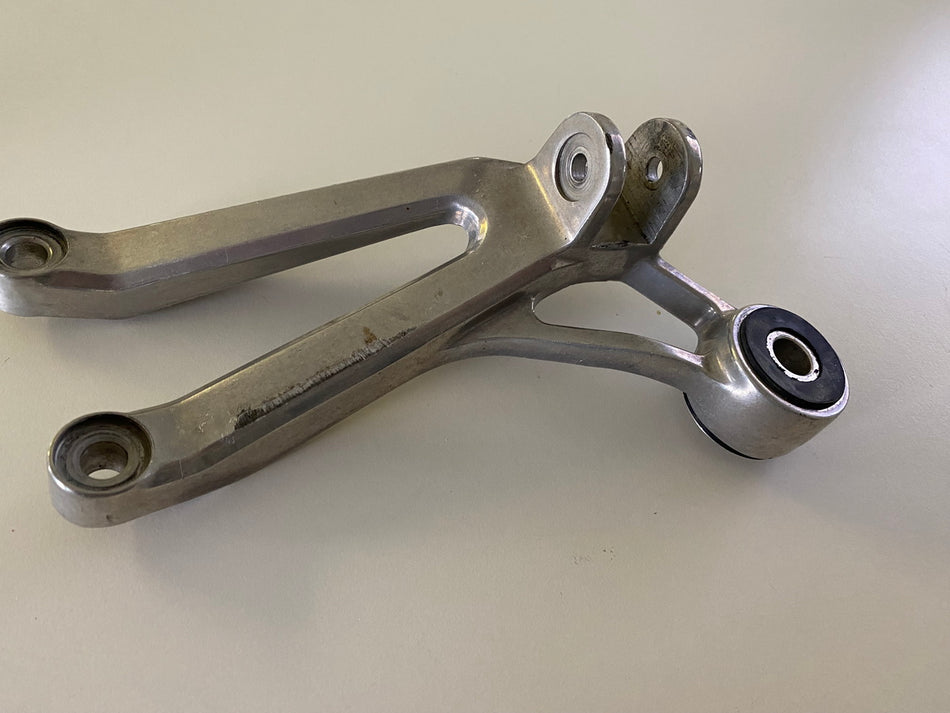 YAMAHA R1 RN09 Soporte estribera pasajero derecho Placa soporte estribera