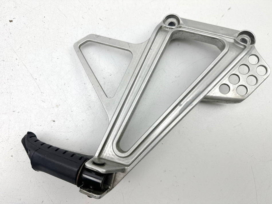 HONDA NX 650 RD08 DOMINATOR Fußrastenanlage Sozius rechts hinten Halter Fußraste