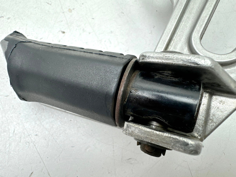 HONDA NX 650 RD08 DOMINATOR Fußrastenanlage Sozius rechts hinten Halter Fußraste