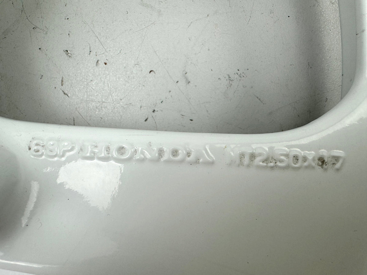 HONDA NTV 650 RC33 REVERE Llanta delantera Rueda delantera sin accidentes J 17 x 2.50 blanca