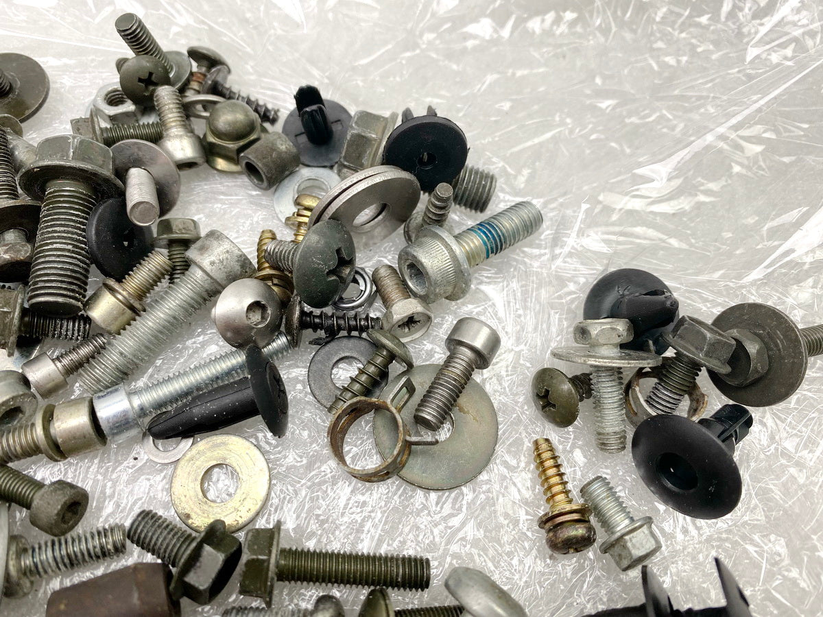 SUZUKI AN 400 WVAU BURGMAN Schrauben Kleinteile Muttern Halter für Rahmen K1 K2