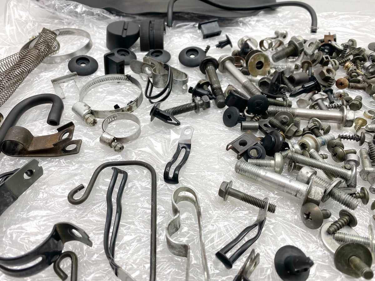 SUZUKI AN 400 WVAU BURGMAN Schrauben Kleinteile Muttern Halter für Rahmen K1 K2