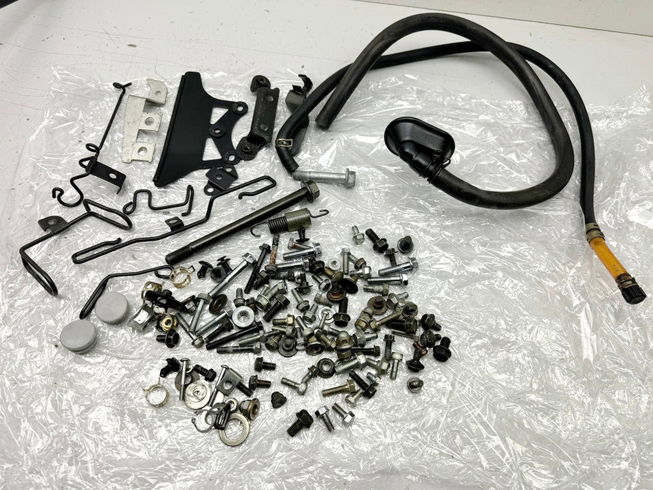 HONDA NTV 650 RC33 REVERE Schrauben Halter Muttern Kleinteile (für Rahmen)