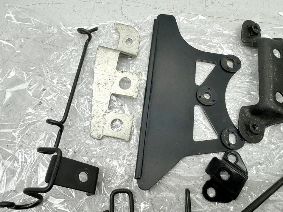 HONDA NTV 650 RC33 REVERE Schrauben Halter Muttern Kleinteile (für Rahmen)