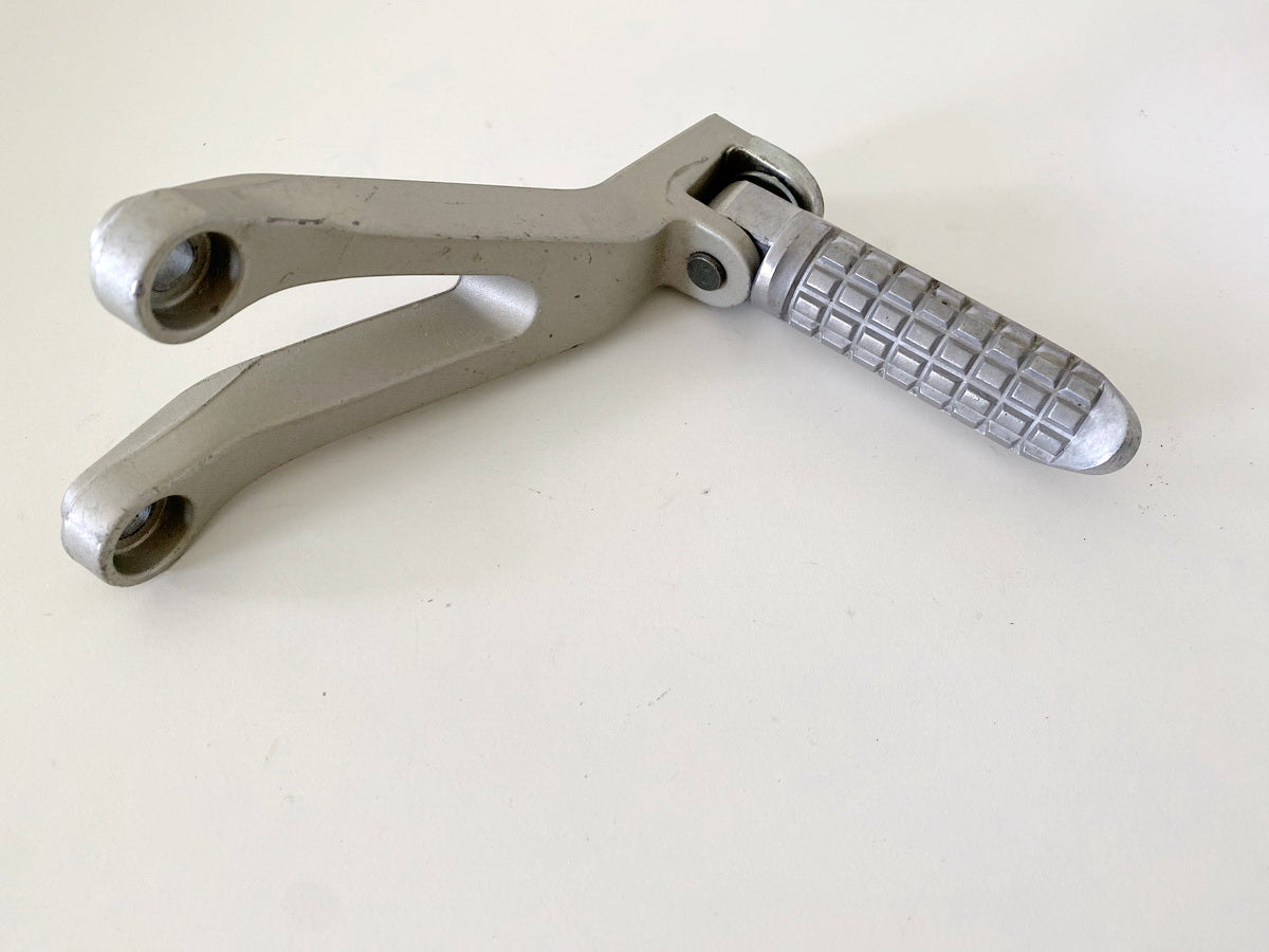 KAWASAKI ZX-6R ZX600G Footrest Assembly Passenger Left 1 Bracket Footrest 98-99