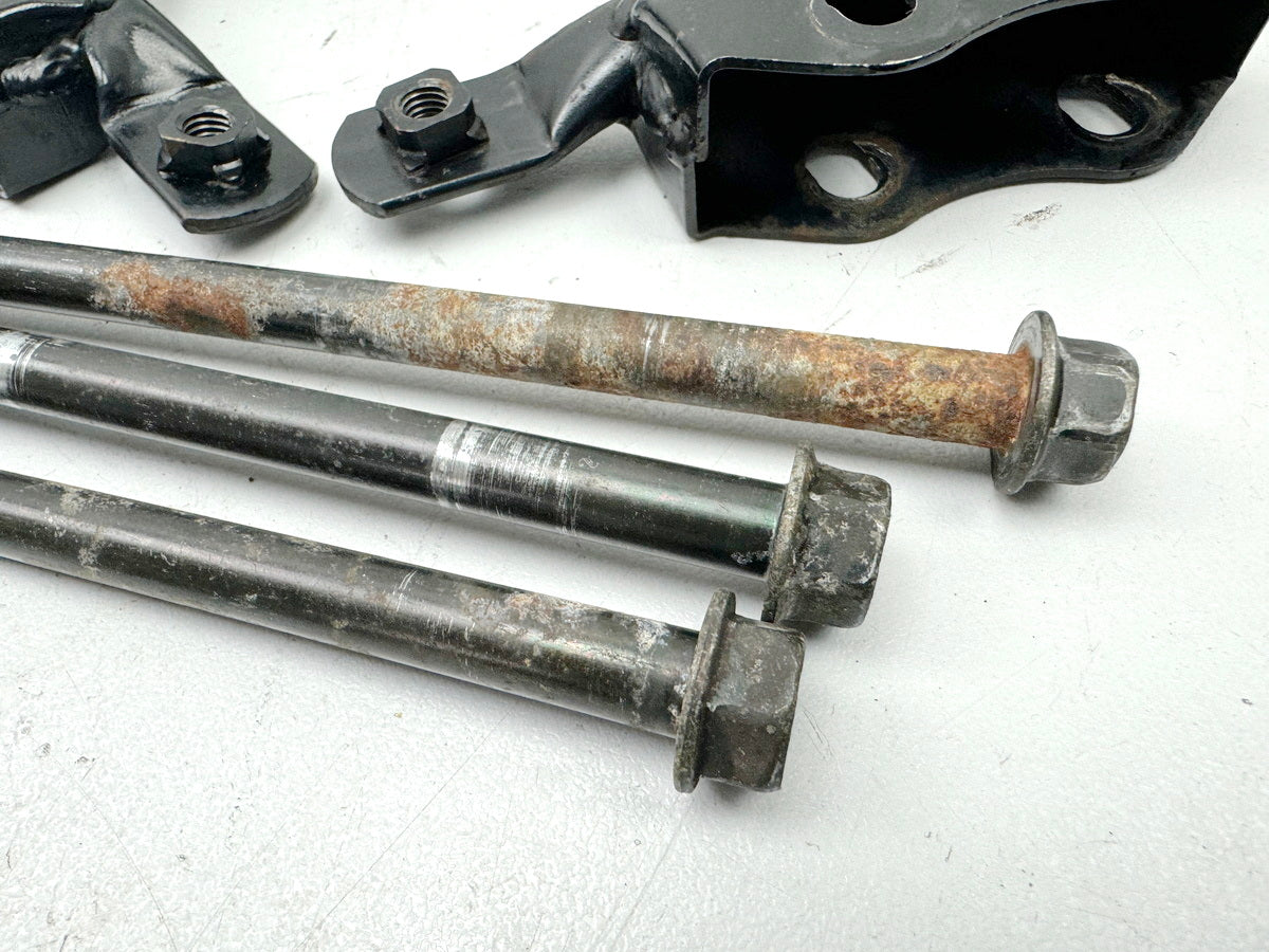 KAWASAKI EL 250 B Eliminator Halterung Motor Achse Schrauben Motorhalter