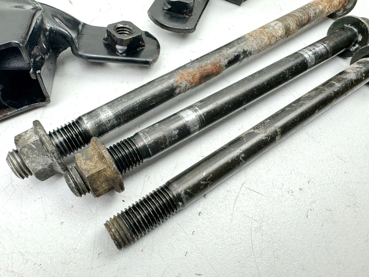 KAWASAKI EL 250 B Eliminator Halterung Motor Achse Schrauben Motorhalter
