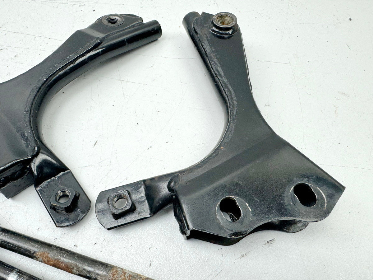 KAWASAKI EL 250 B Eliminator Halterung Motor Achse Schrauben Motorhalter