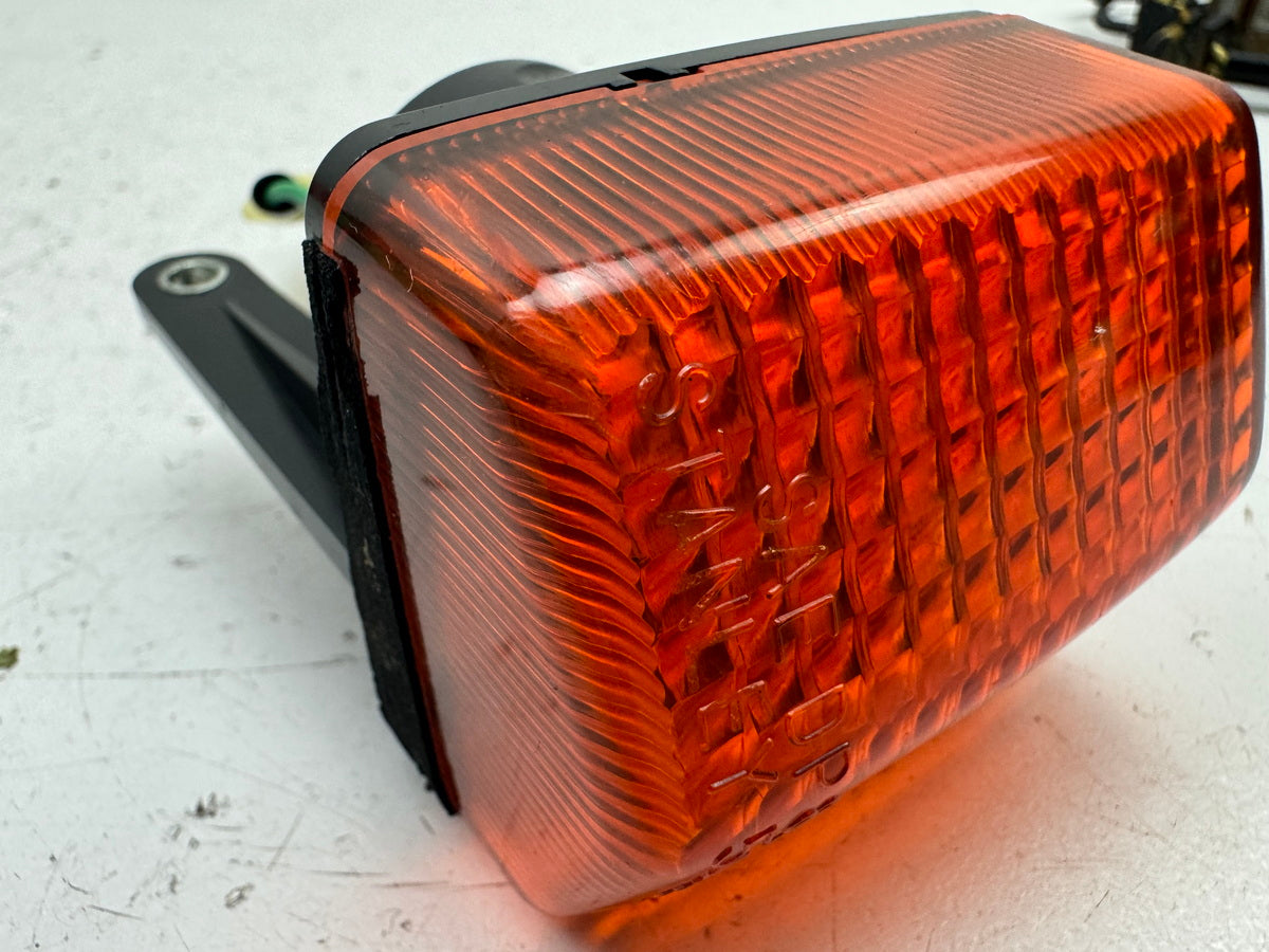 HONDA NX 650 RD08 DOMINATOR Blinker rechts vorn original Blinkerglas Sockel