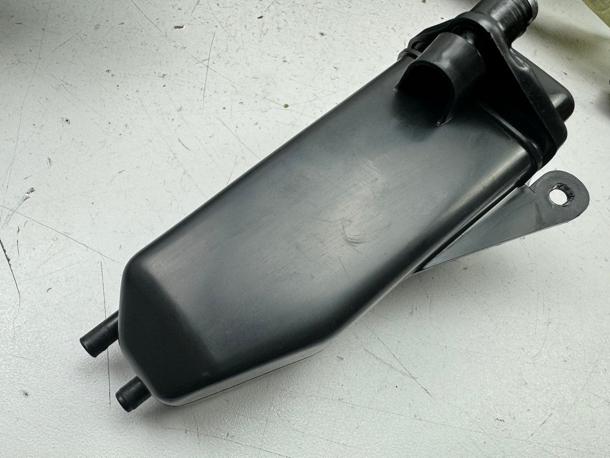 HONDA NX 650 RD08 DOMINATOR Werkzeugkasten Werkzeugbox Staubox Fach Deckel