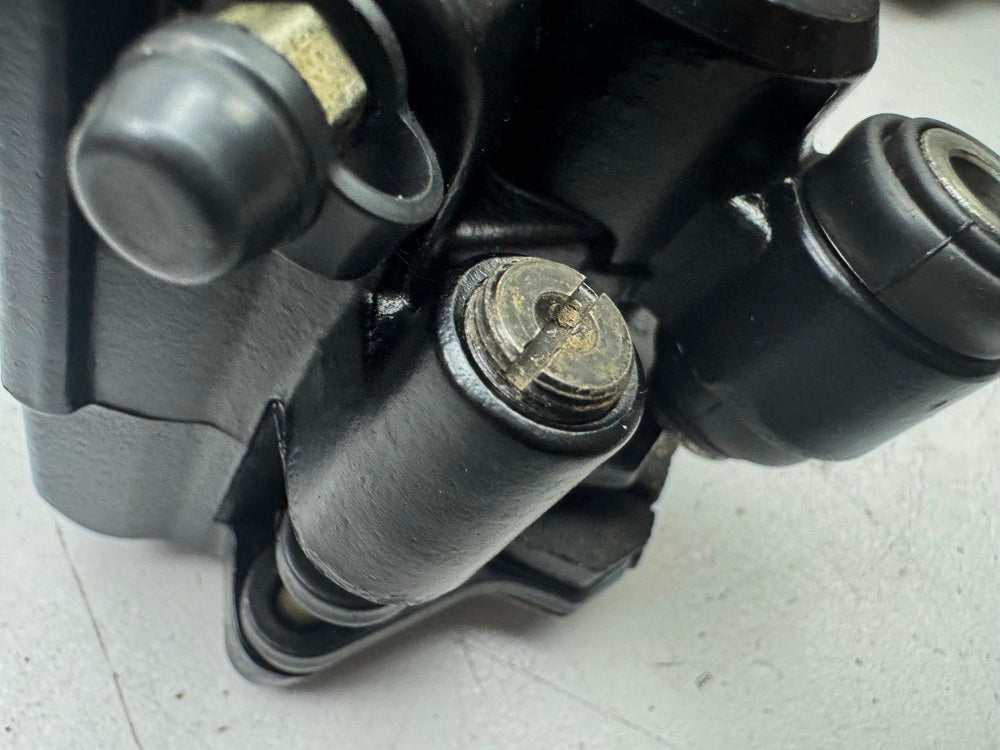 HONDA NX 650 RD08 DOMINATOR Bremssattel hinten Nissin Bremszange Bremskolben