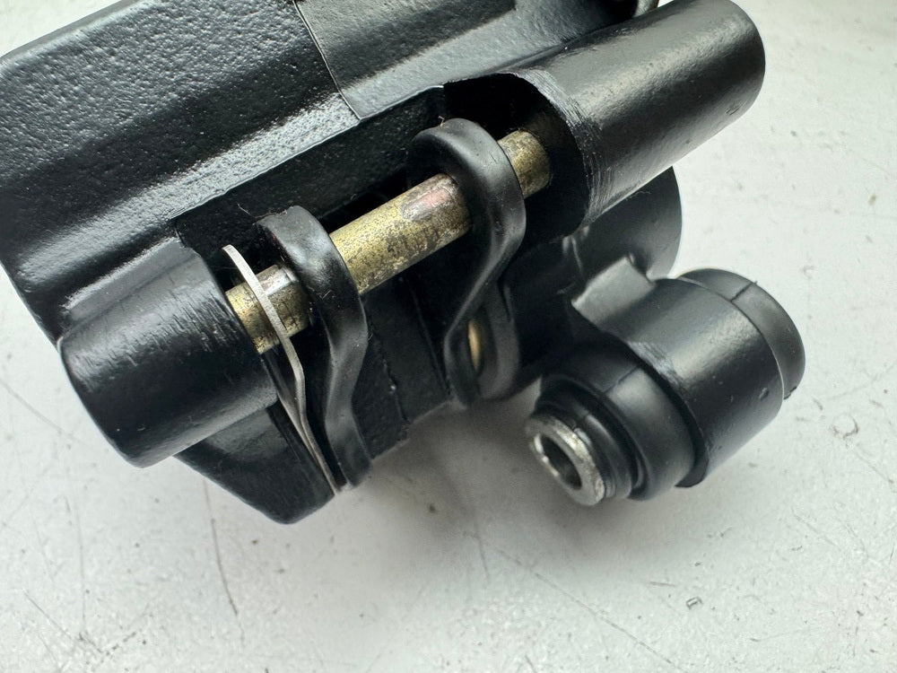 HONDA NX 650 RD08 DOMINATOR Bremssattel hinten Nissin Bremszange Bremskolben