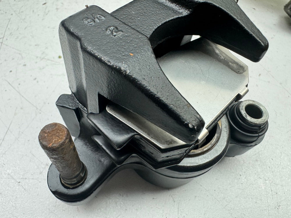 HONDA NX 650 RD08 DOMINATOR Bremssattel hinten Nissin Bremszange Bremskolben