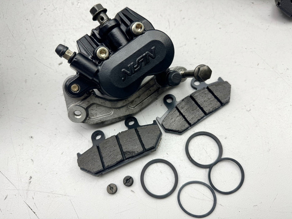HONDA NX 650 RD08 DOMINATOR Bremssattel vorn Nissin Bremszange Halterung