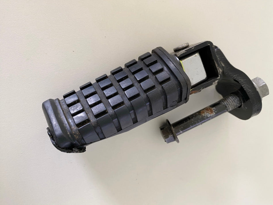 KAWASAKI GPZ 500 S EX500D Fußraste Sozius Links Halter Footrest