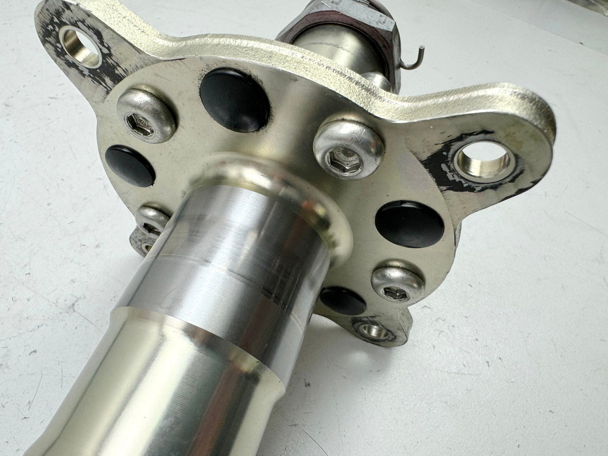 TRIUMPH SPEED TRIPLE 1050R ABS NN01 Achse hinten Steckachse für Felge Achsmutter