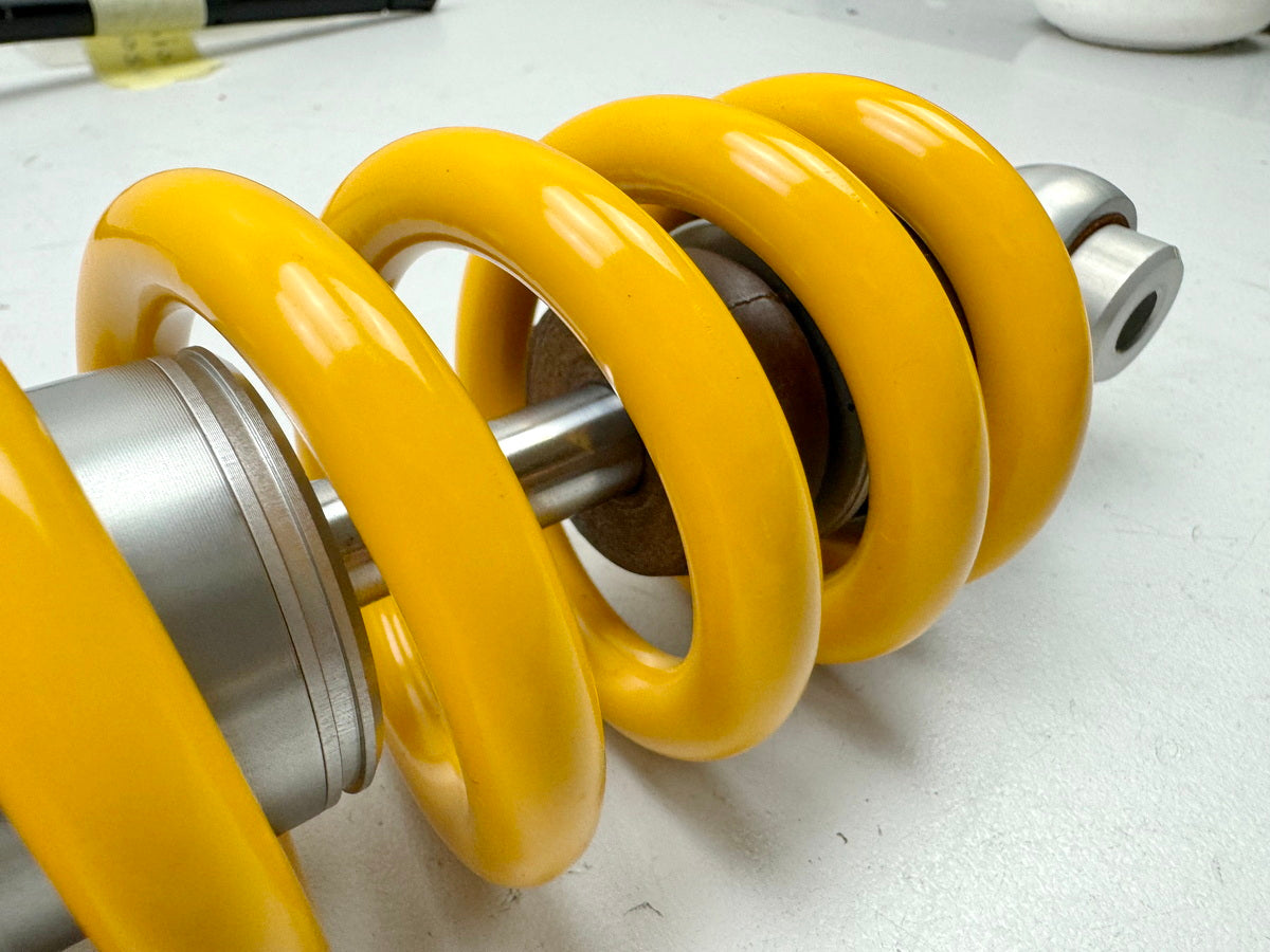 TRIUMPH SPEED TRIPLE 1050 R ABS NN01 Federbein Öhlins TTX Stoßdämpfer hinten