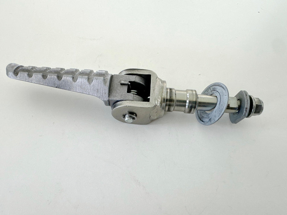 DUCATI Scrambler 800 Classic K100 AA Fußraste Fahrer links vorn original Halter