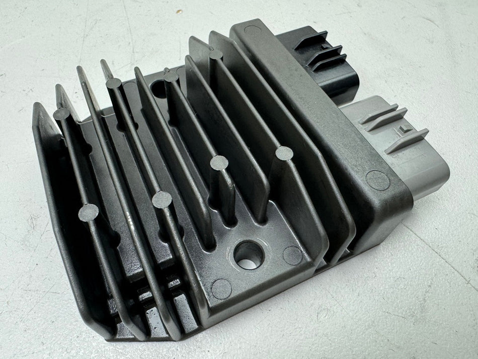 TRIUMPH SPEED TRIPLE 1050R ABS NN01 Laderegler Spannungsregler Gleichrichter