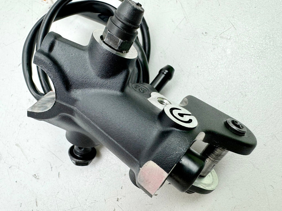 TRIUMPH SPEED TRIPLE 1050R ABS NN01 Cilindro maestro de freno delantero Bomba de freno Brembo