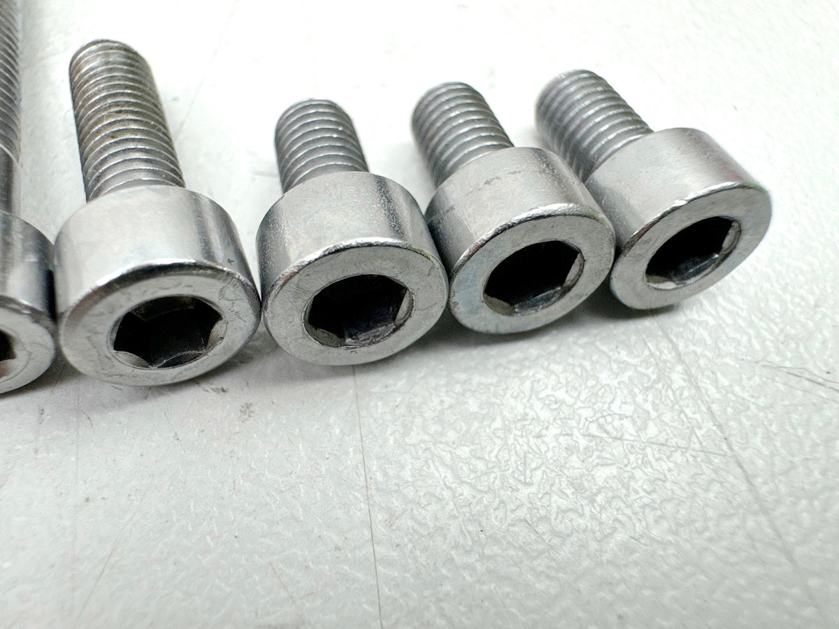 TRIUMPH SPEED TRIPLE 1050R ABS NN01 Screws for fuel filler cap on tank attachment
