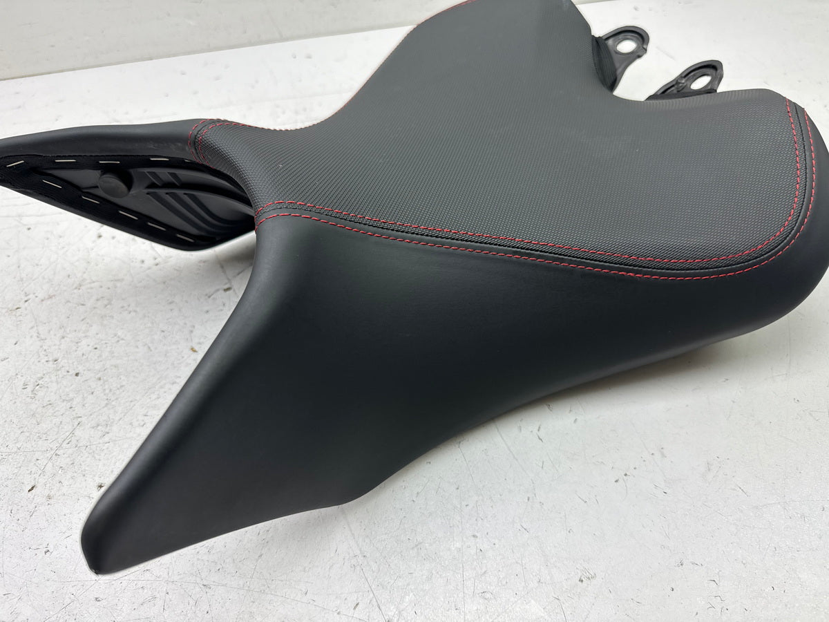 TRIUMPH SPEED TRIPLE 1050 R ABS NN01 Rider's Seat Original Front Seat