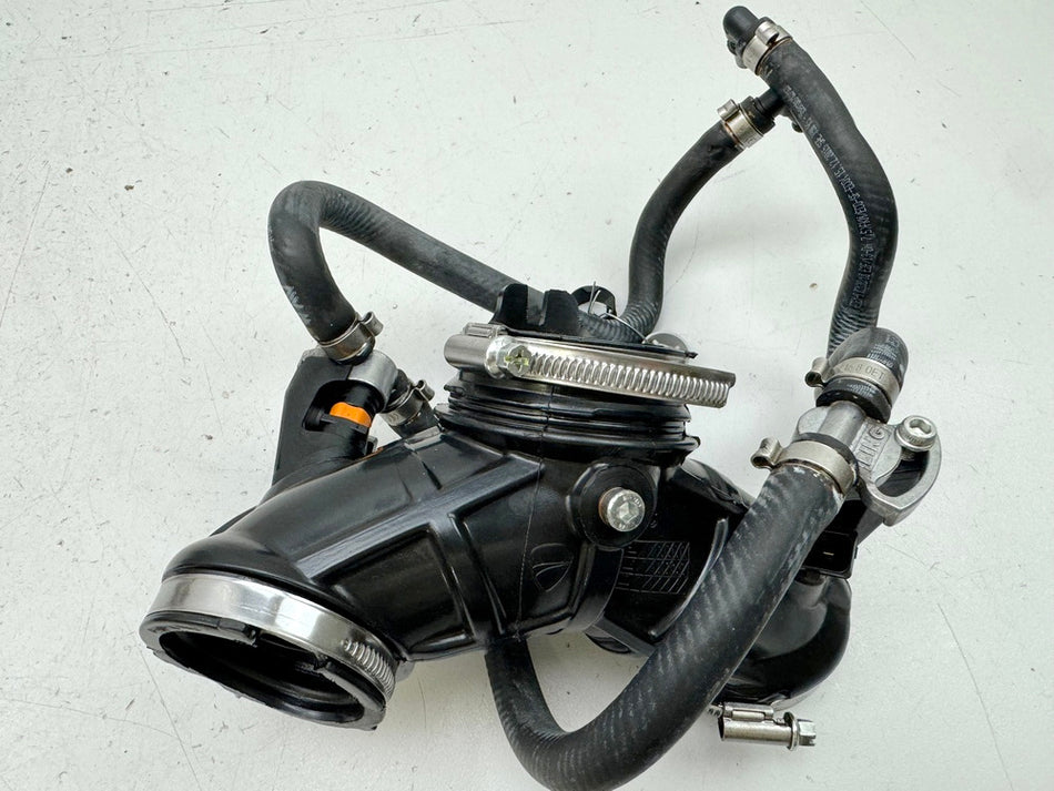 DUCATI Scrambler 800 Classic K100AA Einspritzdüsen Benzinleitung Ansaugkanal