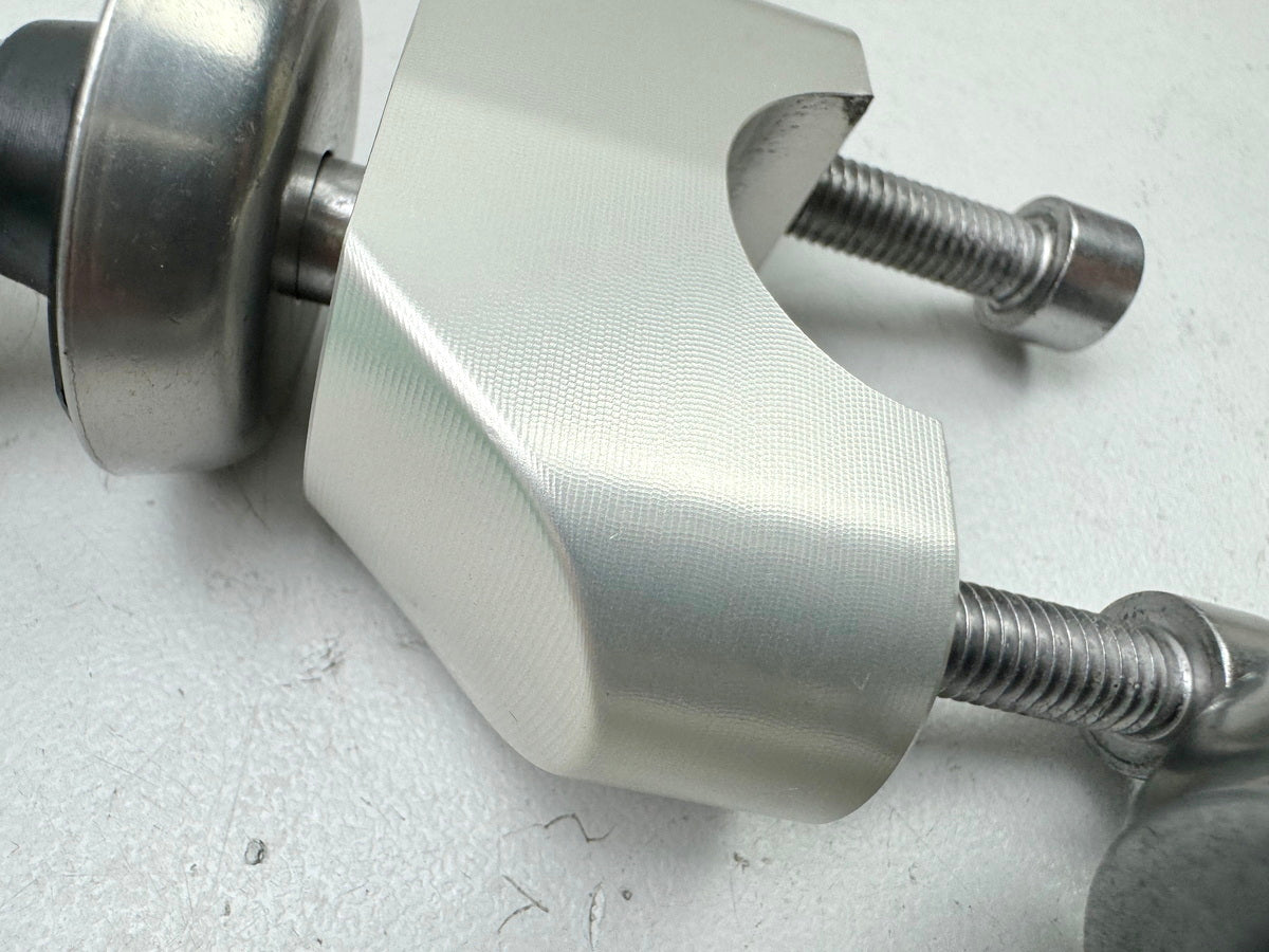 TRIUMPH SPEED TRIPLE 1050 R ABS NN01 Abrazadera de manillar Soporte Manillar Riser Tornillo