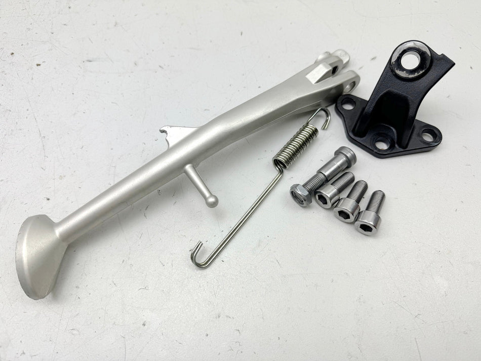 TRIUMPH SPEED TRIPLE 1050 R ABS NN01 Seitenständer orig. Halter Zugfeder Ständer