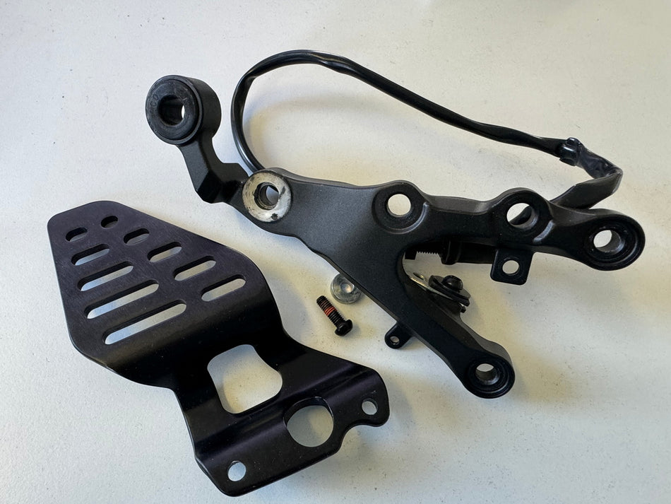 YAMAHA YZF R6 RJ11 RJ15 Footpeg Bracket Rider Right Holder Footrest 2C02744300