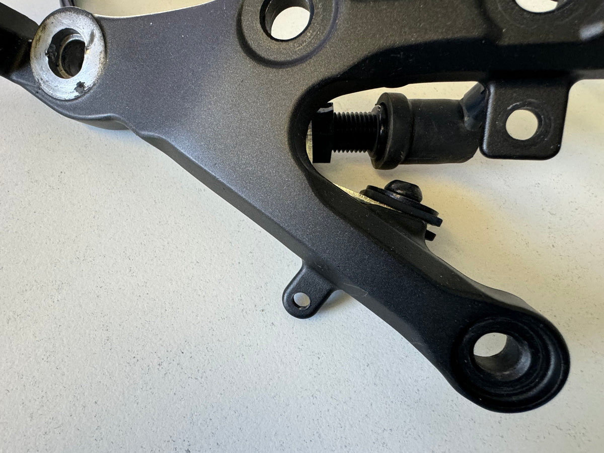 YAMAHA YZF R6 RJ11 RJ15 Footpeg Bracket Rider Right Holder Footrest 2C02744300